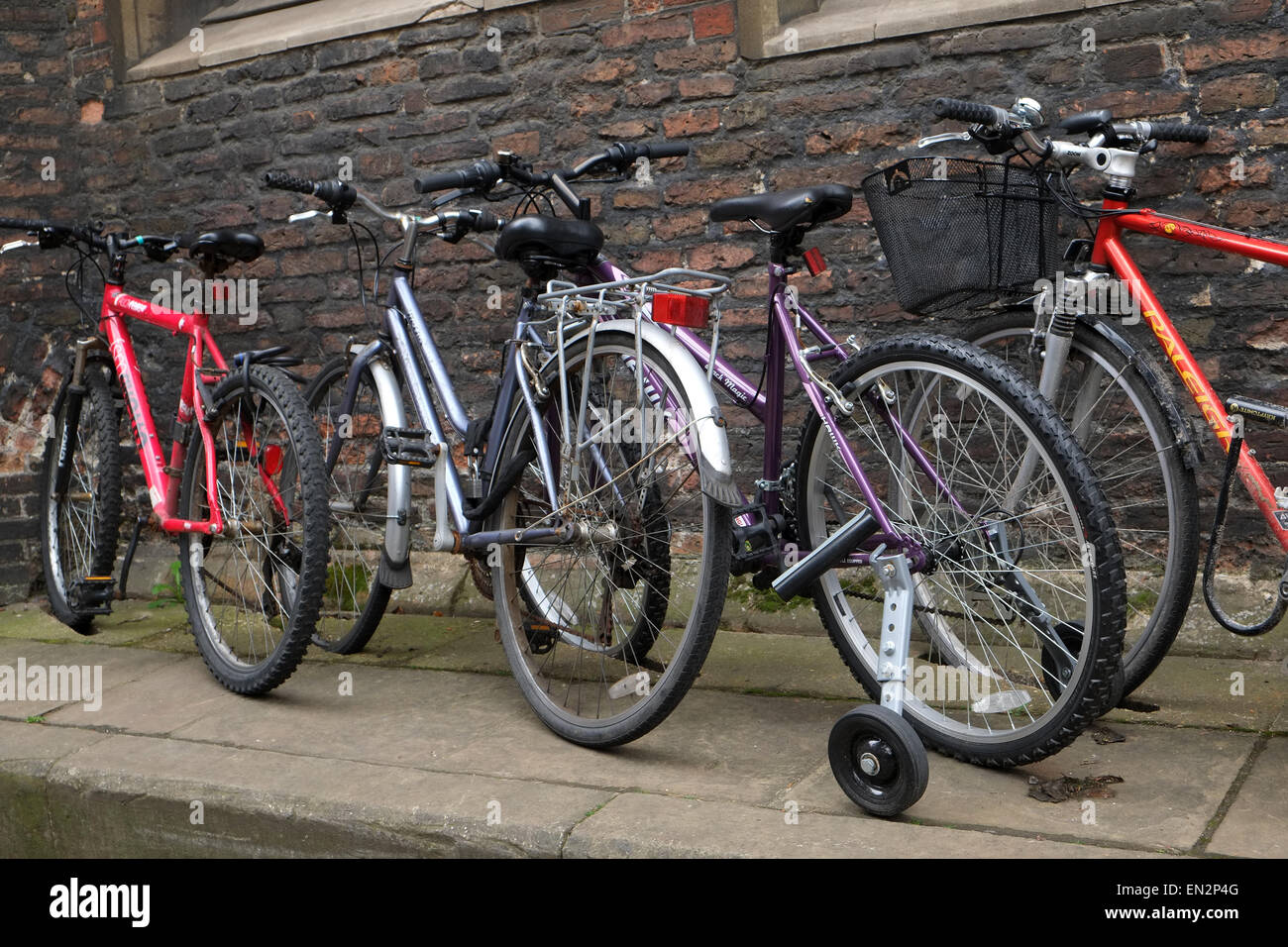 Full Size vélo adultes à Cambridge avec paire de roues stabilisatrices. 26  avril 2015 Photo Stock - Alamy