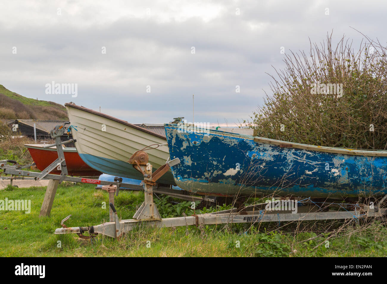 Les petits bateaux alignés Banque D'Images