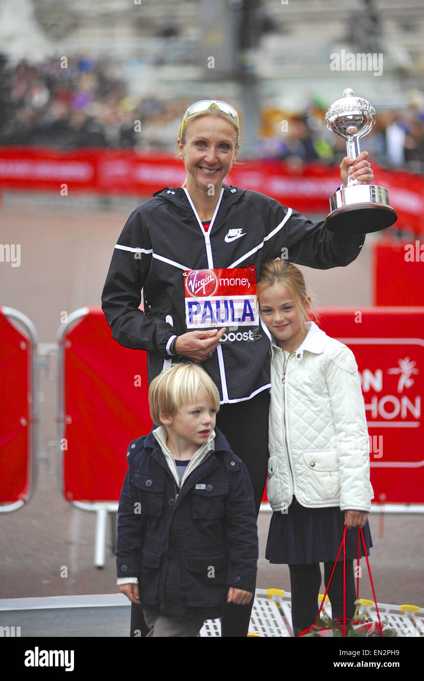 Londres, Royaume-Uni. Apr 26, 2015. Paula Radcliffe smiling avec ses enfants, Raphaël et Isla, après avoir reçu le premier marathon de Londres John Disley Lifetime Achievement Award à la Vierge Marathon de Londres. Crédit : Michael Preston/Alamy Live News Banque D'Images