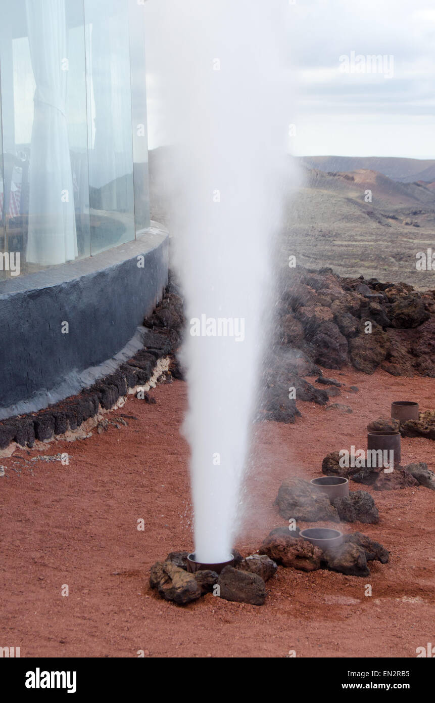 L'expérience de la vapeur pour montrer la chaleur des volcans dans le Parc National de Timanfaya, Lanzarote, îles Canaries, Espagne Banque D'Images