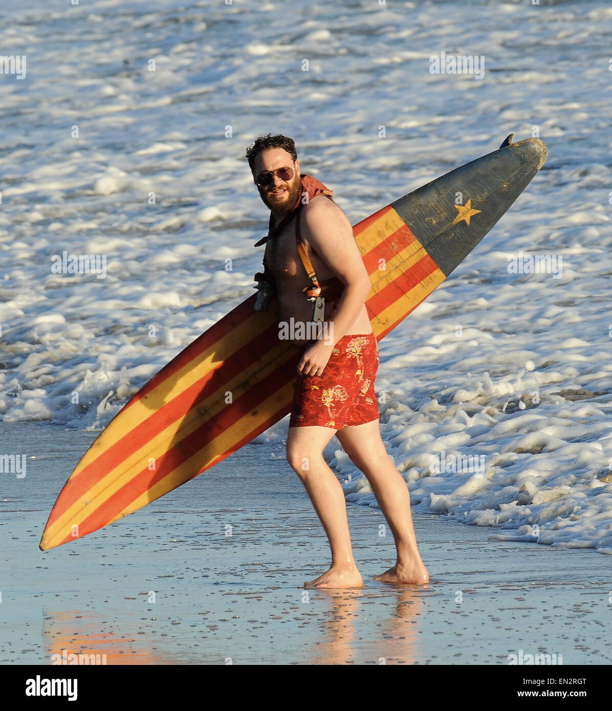 L'acteur Seth Rogen est verrouiller et chargé sur la plage et prêt à surfer pour le nouveau film 'tournage' Zeroville à Malibu Ca. Le comédien a été vu tenant une planche de surf et 2 canons dans leurs étuis avec les slips lors du tournage d'une scène de coucher de soleil sur la plage. La nouvelle animation est également produit et réalisé par son bon ami James Franco. Avec : Seth Rogen Où : Malibu, California, United States Quand : 22 Oct 2014 Banque D'Images