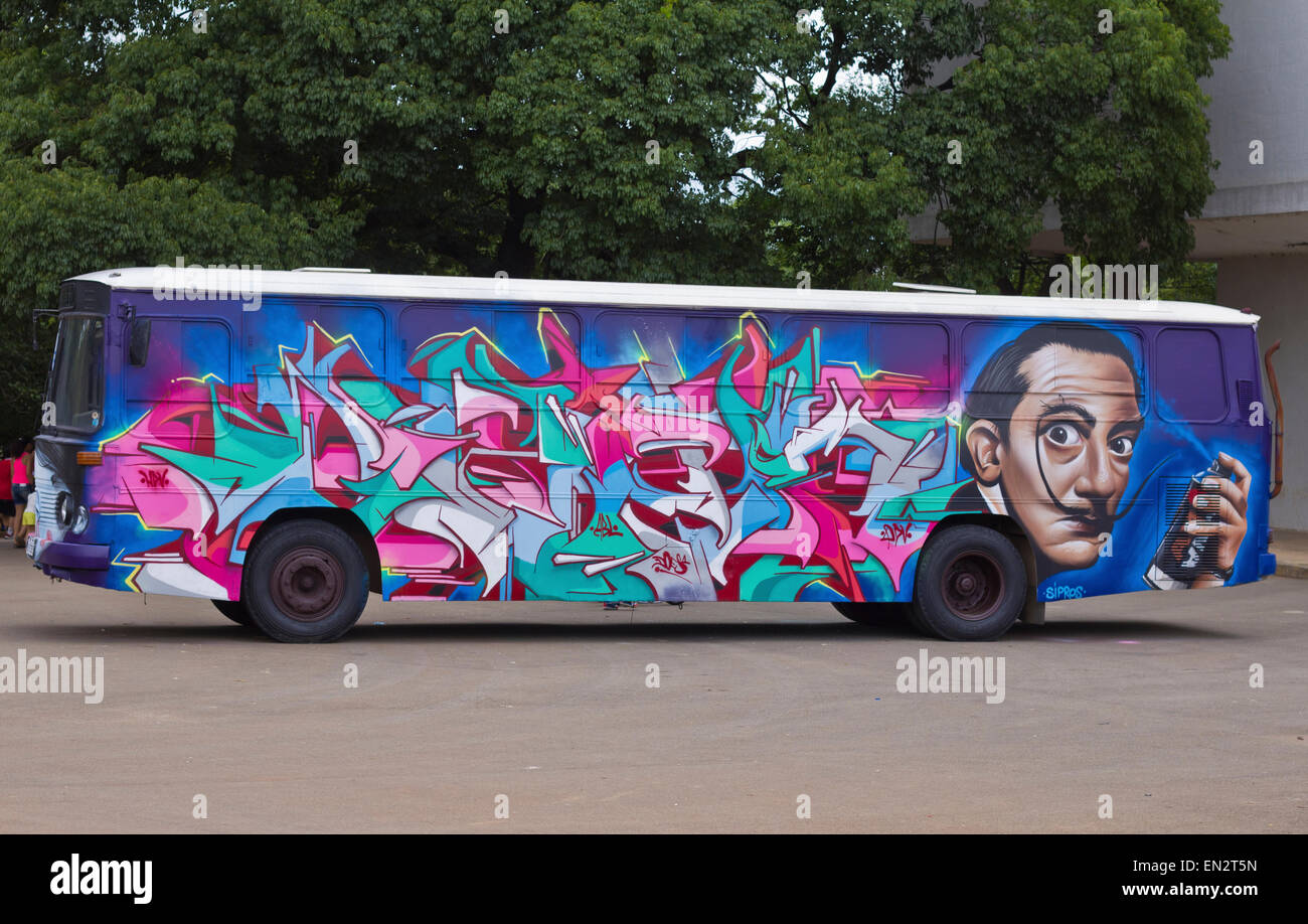 SAO PAULO, BRÉSIL - février 01, 2015 : un bus peint avec grafiti art design exposés dans le parc d'Ibirapuera à Sao Paulo au Brésil. Banque D'Images
