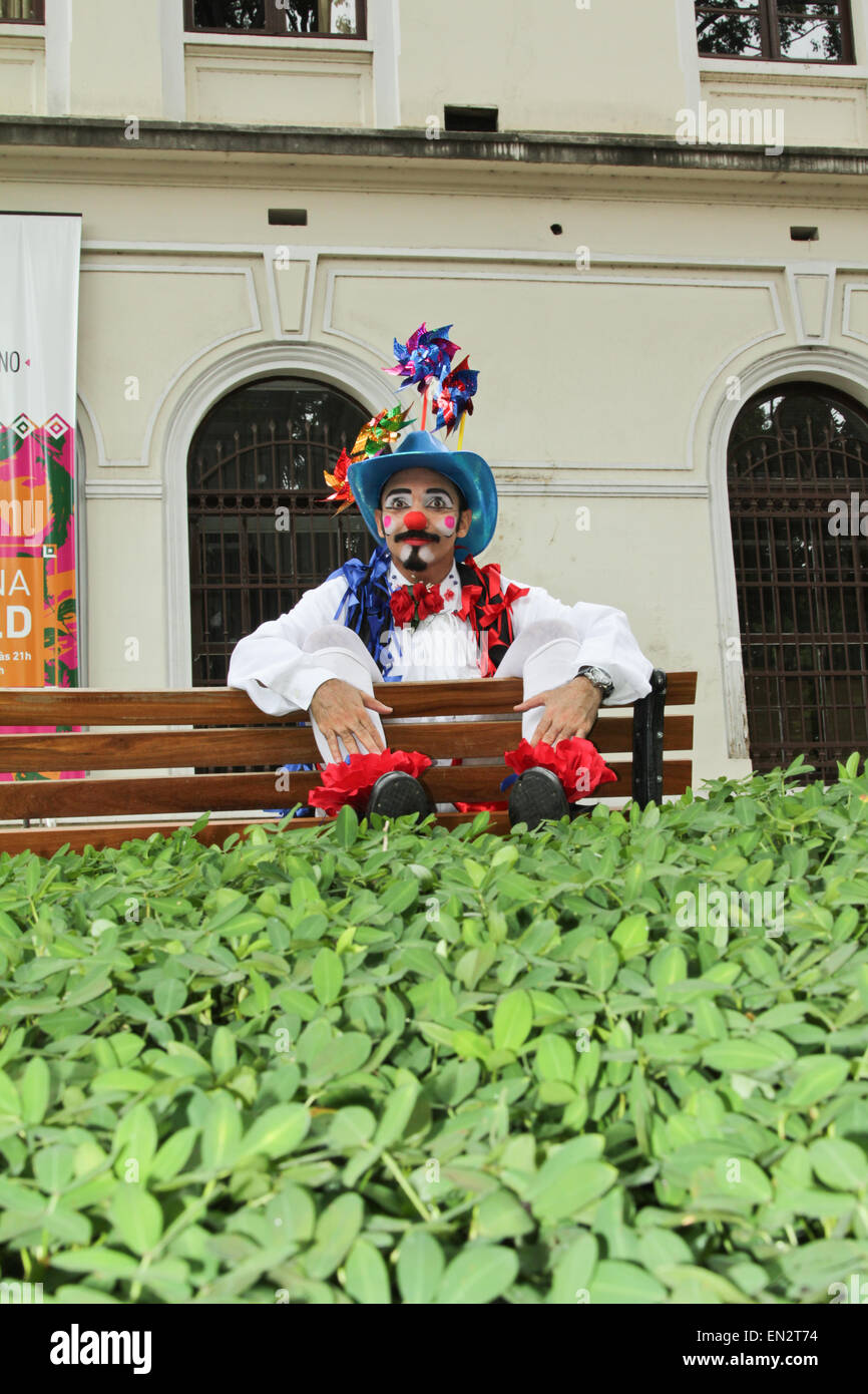 SAO PAULO, BRÉSIL - 8 mars 2015 : Un drôle de clown avec costumes traditionnels dans les rues de São Paulo au Brésil. Banque D'Images