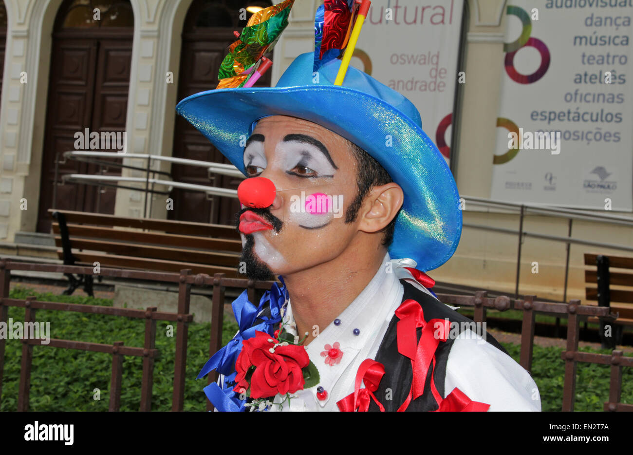 SAO PAULO, BRÉSIL - 8 mars 2015 : Un drôle de clown avec costumes traditionnels dans les rues de São Paulo au Brésil. Banque D'Images