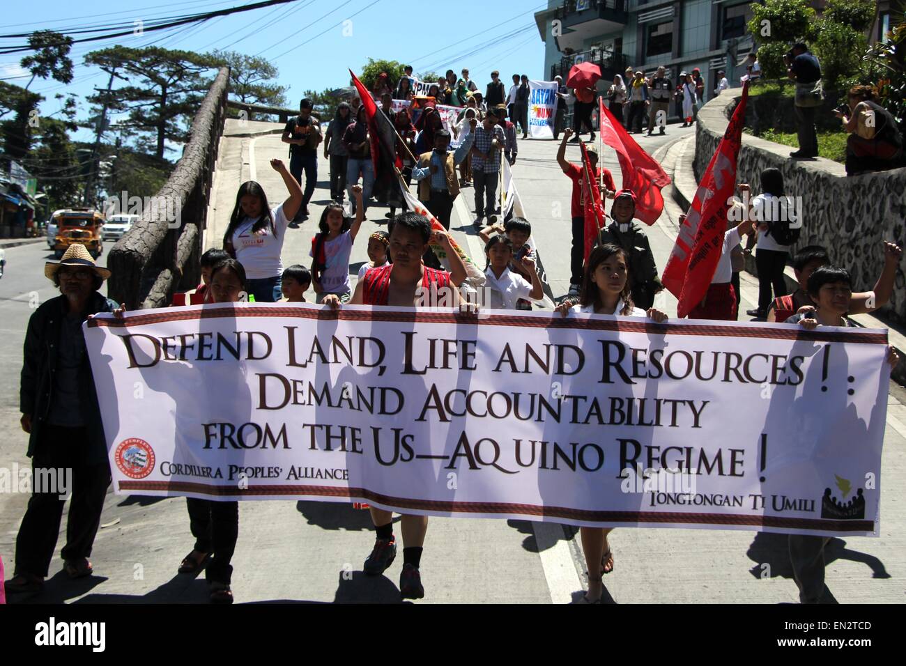 Aux Philippines. Apr 24, 2015. Divers groupes tribaux mars dans la ville de Baguio (province du nord de la ville de Manille) vendredi pour célébrer le 2e jour de 31e jour de la Cordillère. Journée 2105 de la Cordillère est décentralisé ce avril 2015 début avril 23 jusqu'à 29 Avril, 2015 dans les différentes provinces, y compris la Cordillère Baguio. Il n'y a pas de célébration centralisée au niveau régional cette année. Alors qu'outre-mer, Journée de commémoration de la Cordillère se tiendra à Hong Kong le 10 mai et à Montréal, Canada le 25 avril 2015. © Gregorio B. Dantes Jr./Pacific Press/Alamy Live News Banque D'Images