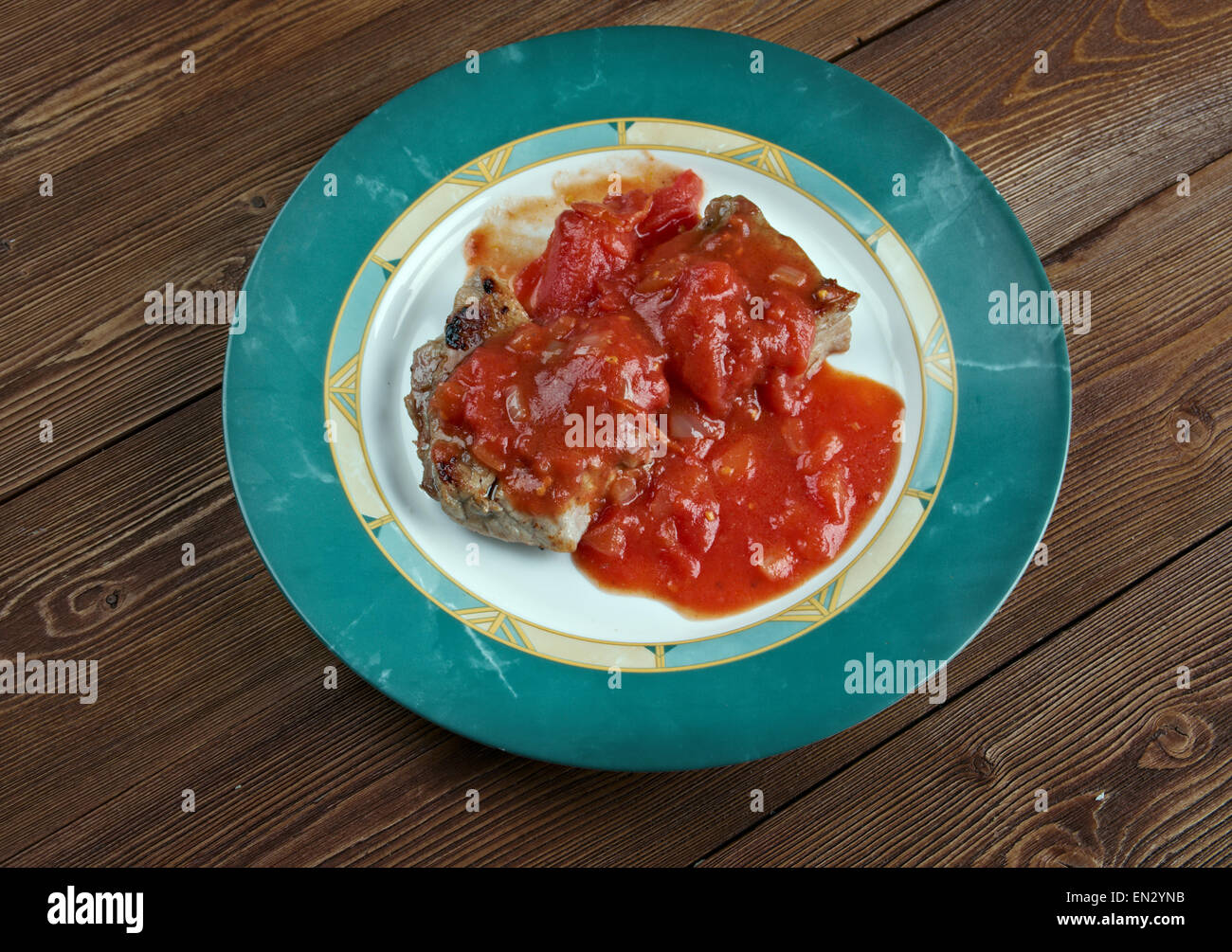 Carne pizzaiola - tradition napolitaine que dispose la viande. cuit avec poivrons, tomates et huile d'olive, assez longtemps pour attendrir Banque D'Images