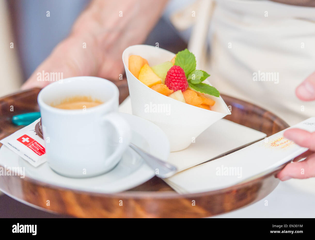 Dessert sain avec la salade de fruits et café Banque D'Images