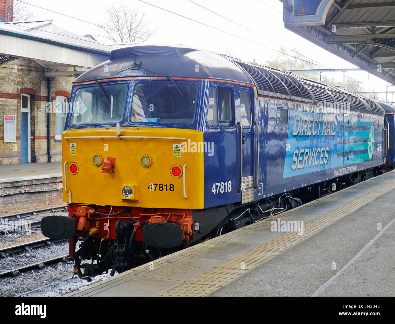 Services ferroviaires directs 47 locomotives diesel de la gare de Norwich à l'arrière d'un train pour Yarmouth Banque D'Images
