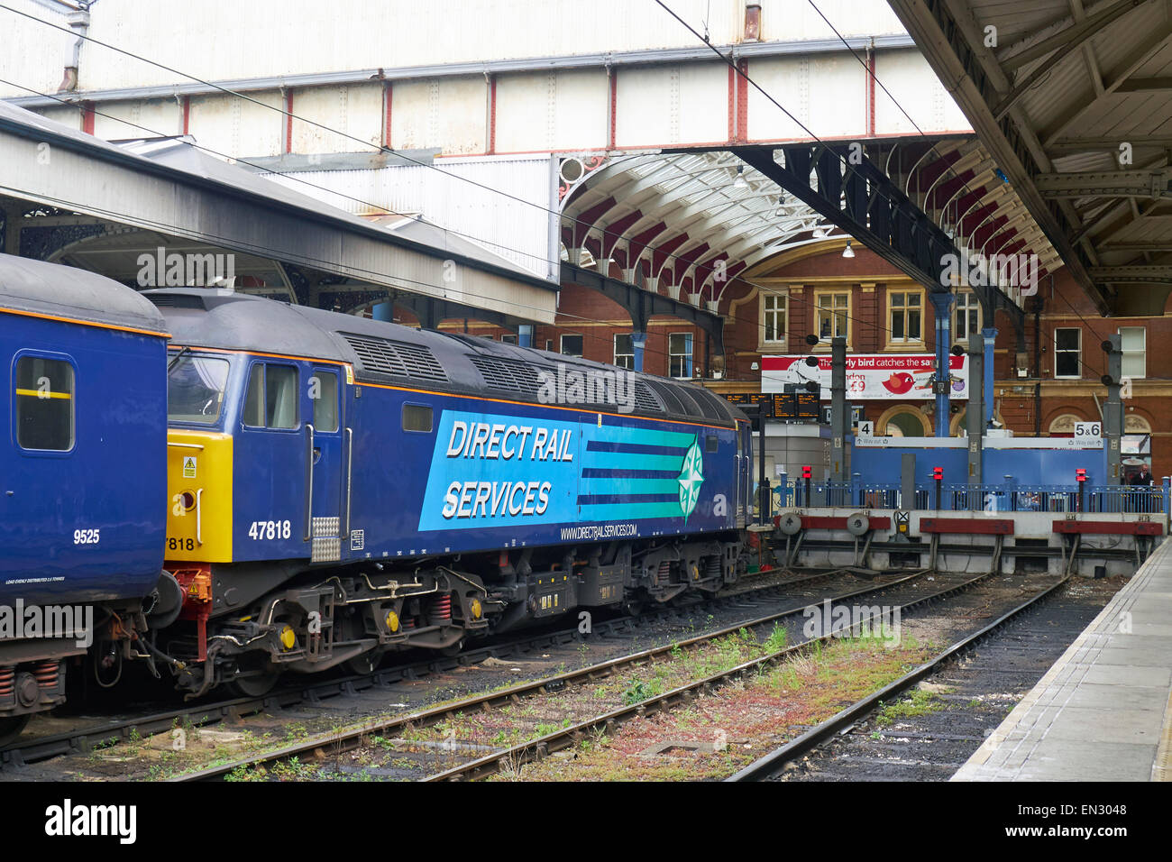 Fin de la ligne - une personnes âgées de services ferroviaires directs 47 locomotives diesel s'élève à la mémoire tampon s'arrête à la gare de Norwich. Banque D'Images