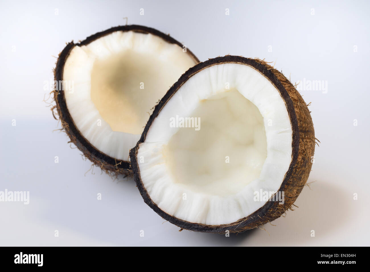 Noix de coco sur fond uni Banque D'Images Noix de coco sur fond uni Banque D'Images