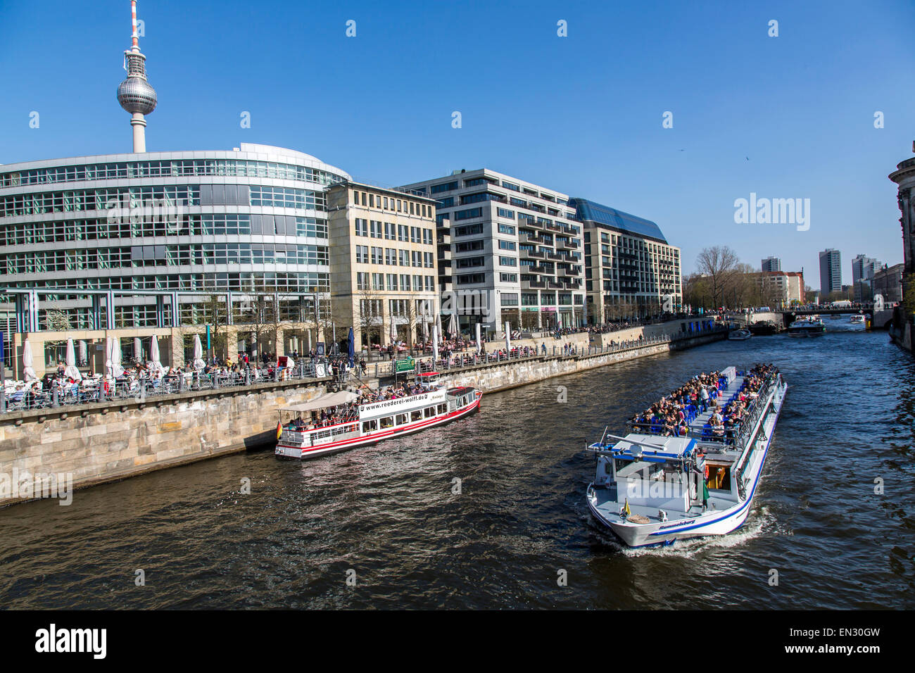 Les navires de croisière, excursions touristiques sur la rivière Spree, dans le centre de Berlin Banque D'Images