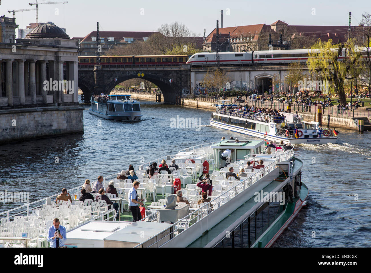 Les navires de croisière, excursions touristiques sur la rivière Spree, dans le centre de Berlin Banque D'Images