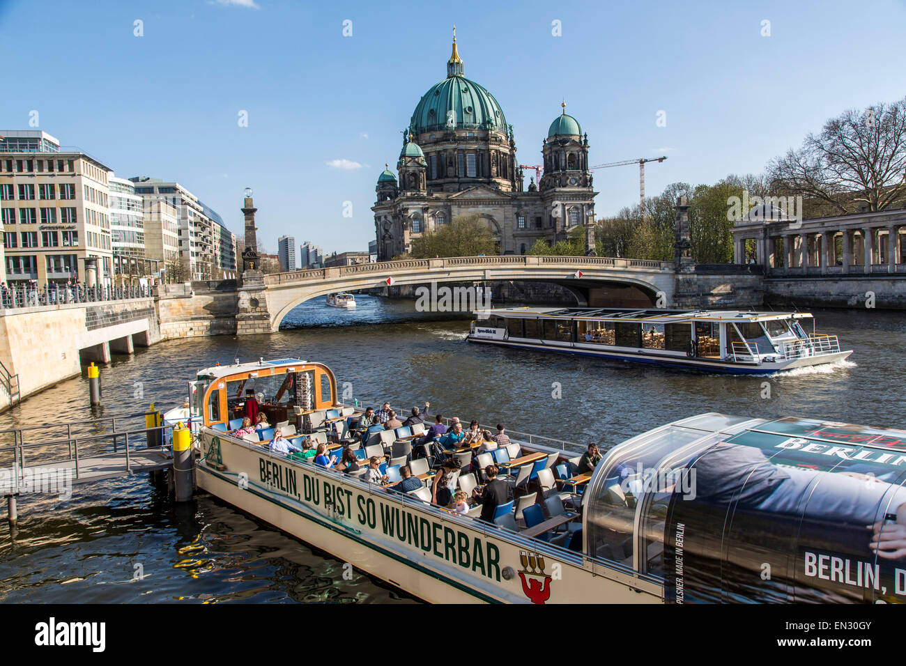 Dôme de Berlin, rivière croisière, excursions touristiques sur la rivière Spree, dans le centre de Berlin Banque D'Images