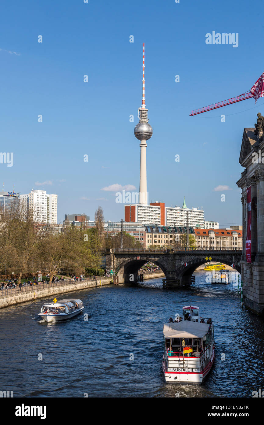 Les navires de croisière, excursions touristiques sur la rivière Spree, dans le centre de Berlin Banque D'Images