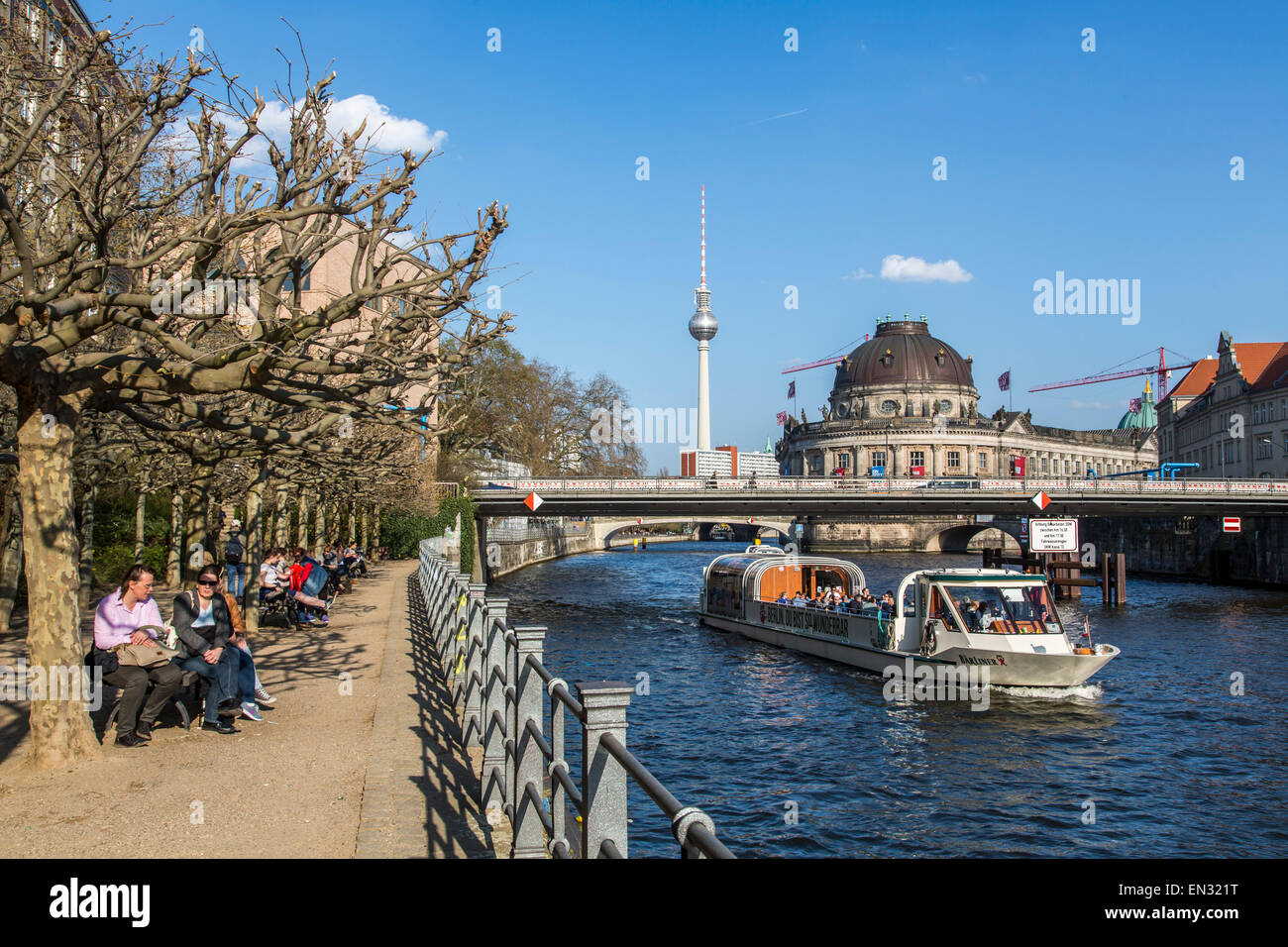 Les navires de croisière, excursions touristiques sur la rivière Spree, dans le centre de Berlin, Musée de Bode, Banque D'Images