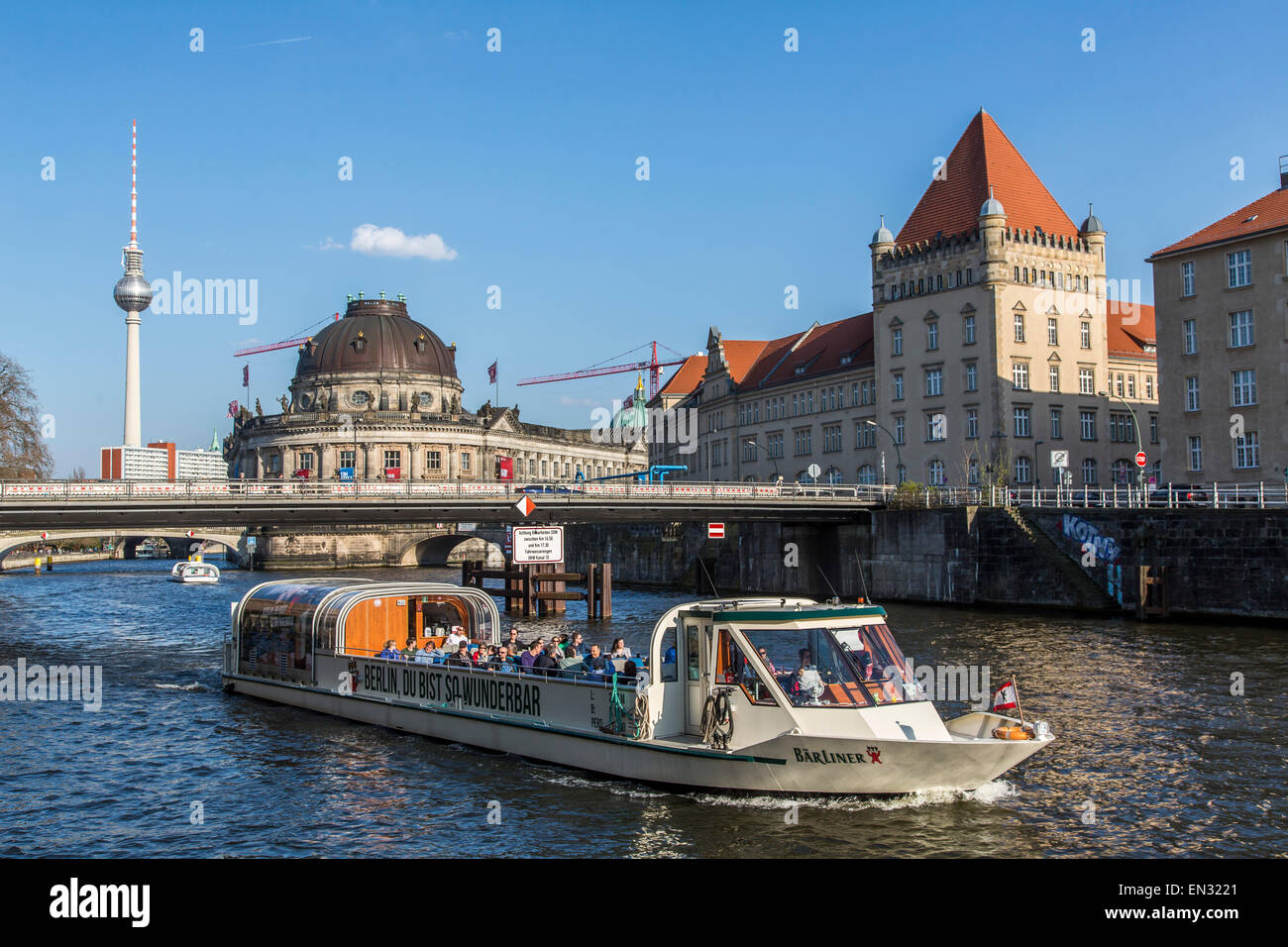 Les navires de croisière, excursions touristiques sur la rivière Spree, dans le centre de Berlin Banque D'Images