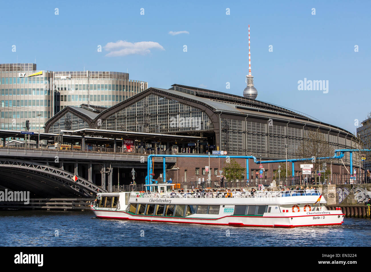 Les navires de croisière, excursions touristiques sur la rivière Spree, dans le centre de Berlin, Friedrich Strasse gare, Banque D'Images
