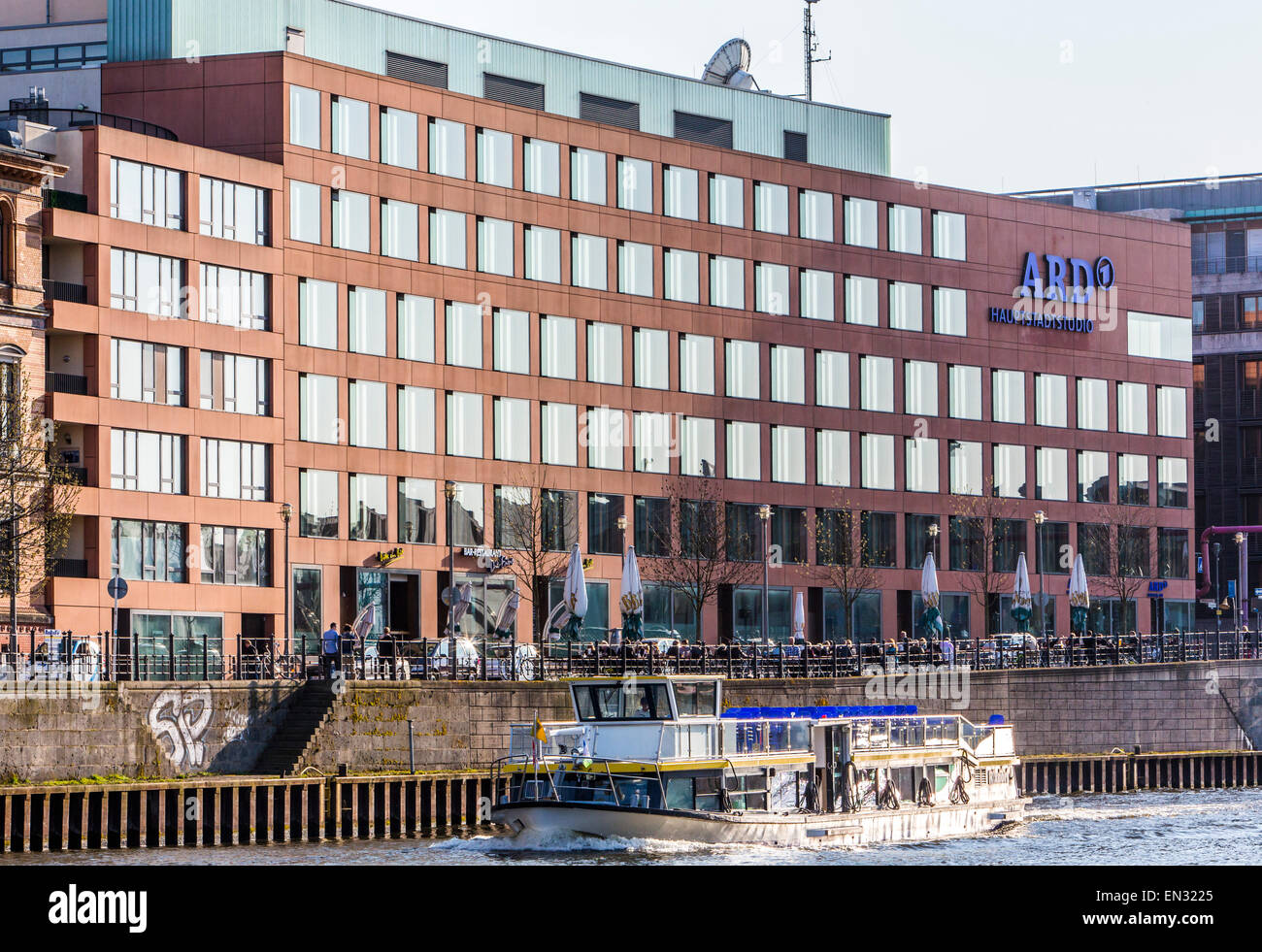 Les navires de croisière, excursions touristiques sur la rivière Spree, dans le centre de Berlin, la télévision publique allemande, ARD, studio Banque D'Images