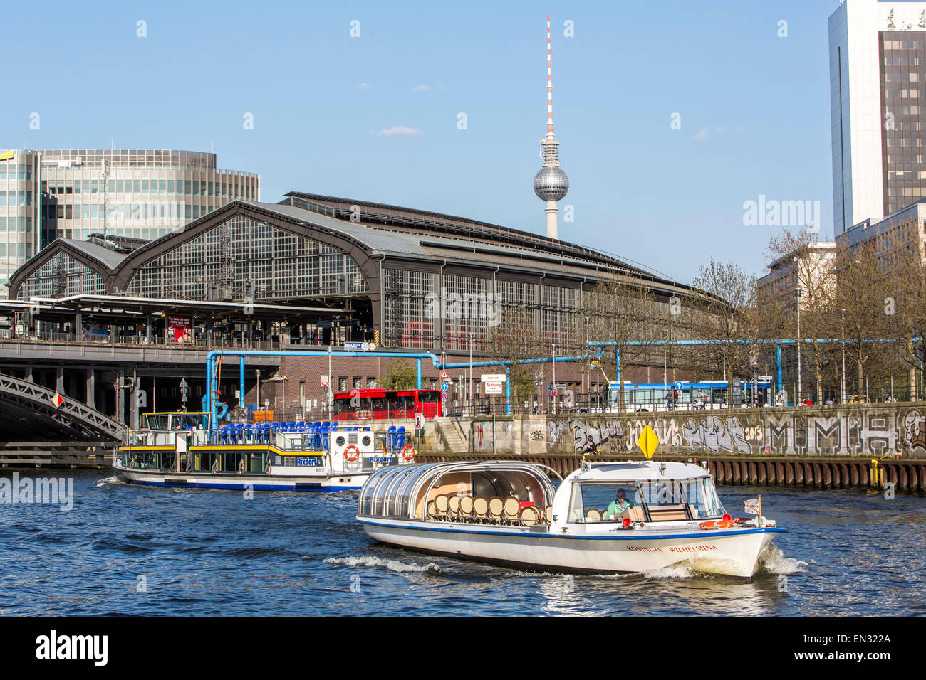 Les navires de croisière, excursions touristiques sur la rivière Spree, dans le centre de Berlin, Friedrich Strasse gare, Banque D'Images