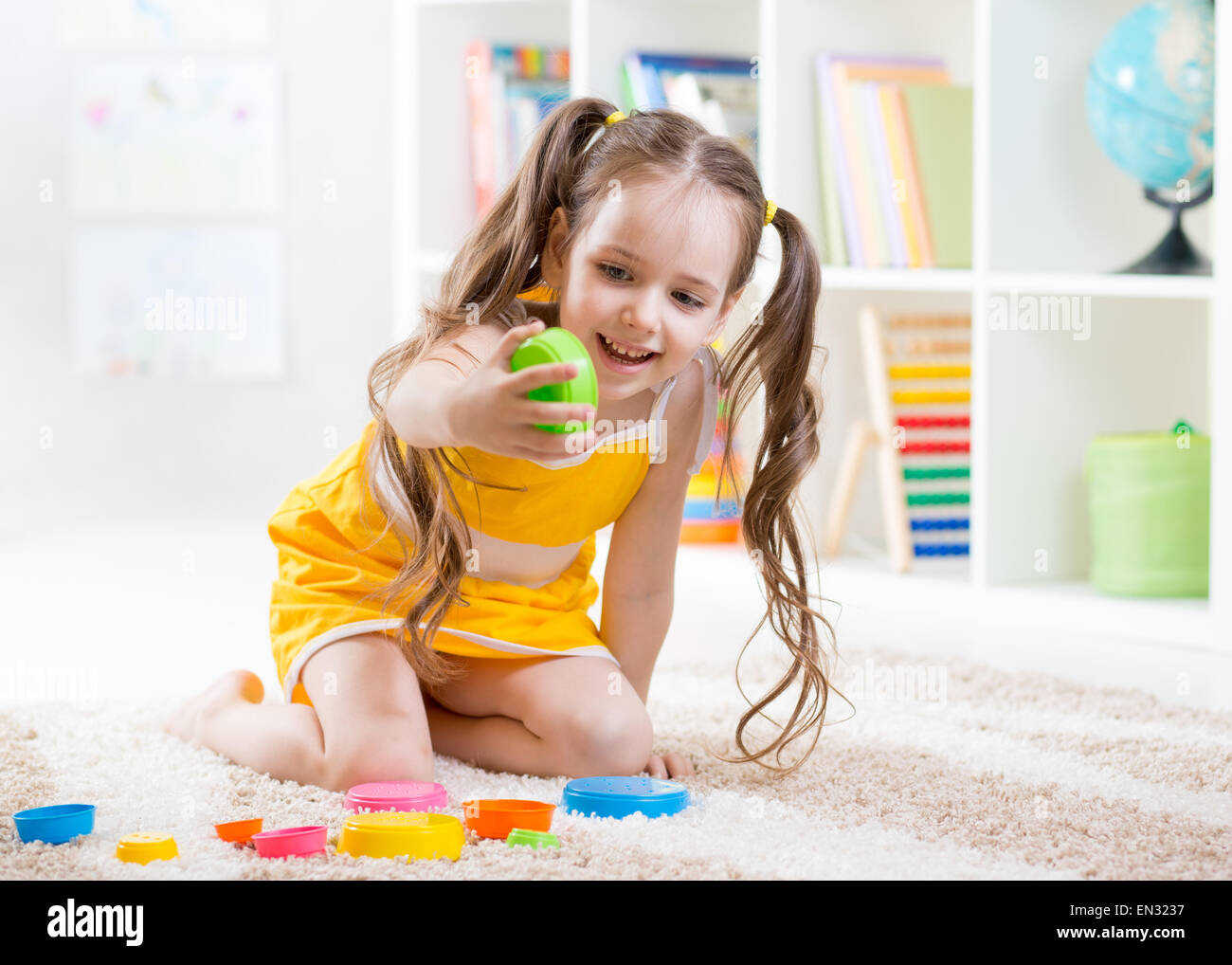 Enfant fille jouant avec des jouets colorés Banque D'Images