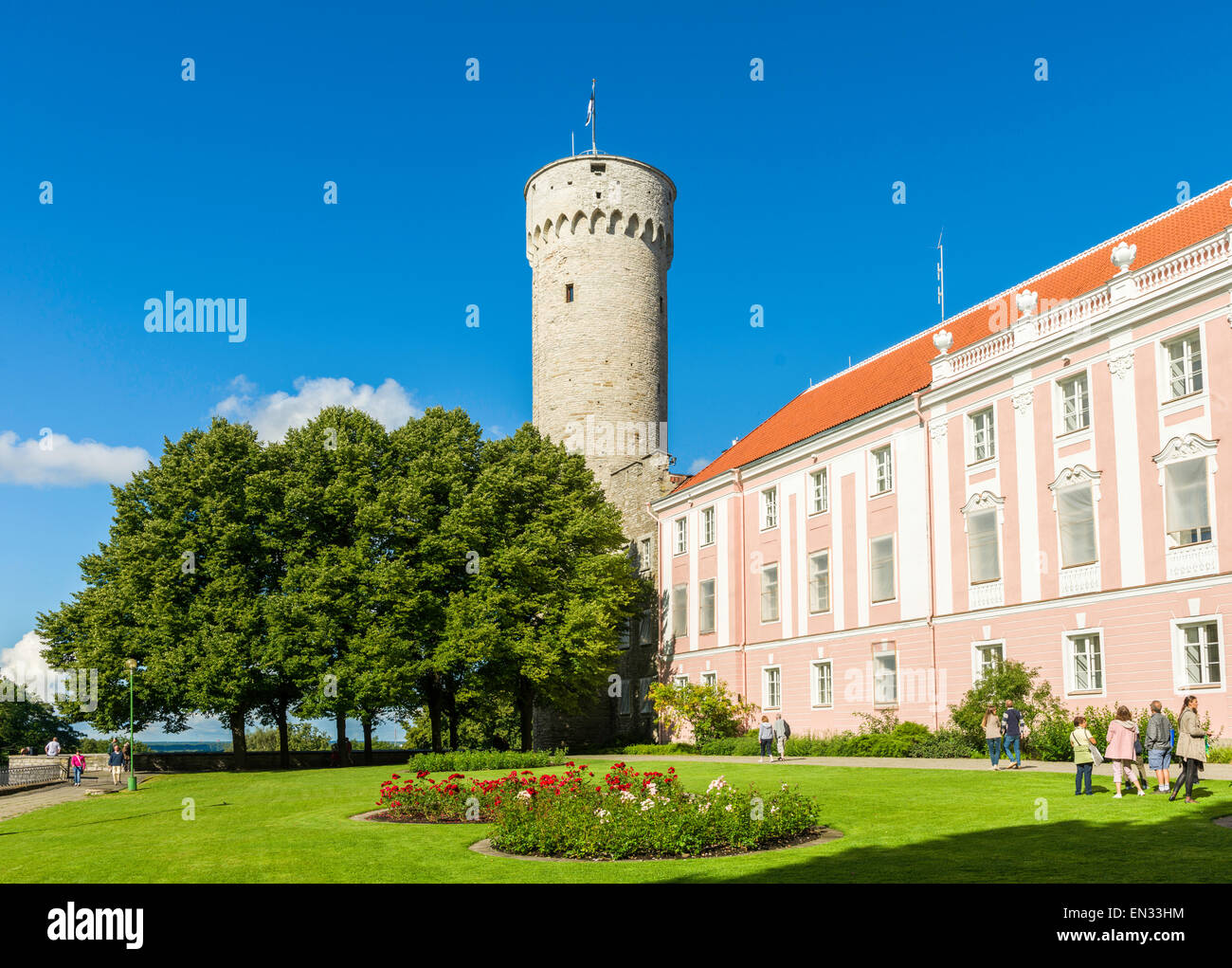 Le Jardin du Gouverneur, Hermann Tower et l'aile sud du château de Toompea, Tallinn, Estonie. Banque D'Images