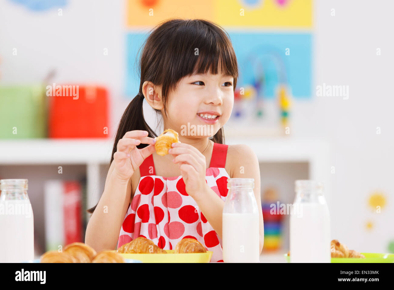 Les enfants de maternelle qui mangent les repas scolaires Banque D'Images