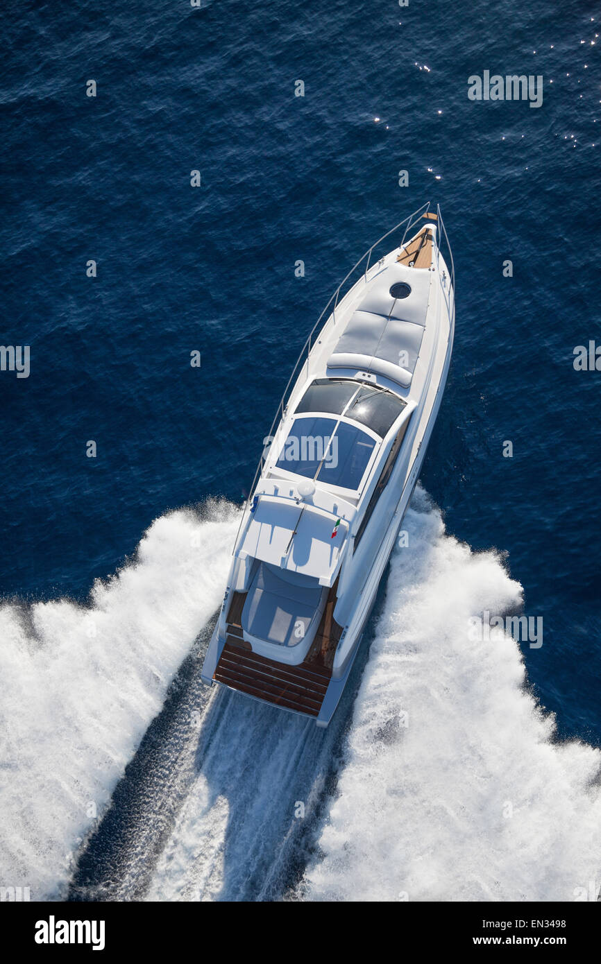 Motor Yacht plusieur bateaux dans navigation Banque D'Images Motor Yacht plusieur bateaux dans navigation Banque D'Images