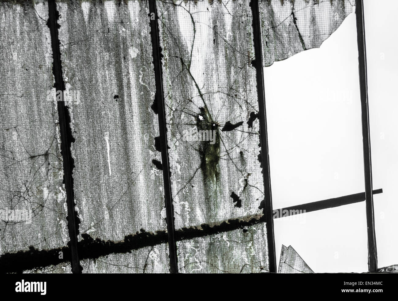 Une sale, cassée sur costière une ruine industrielle. Banque D'Images