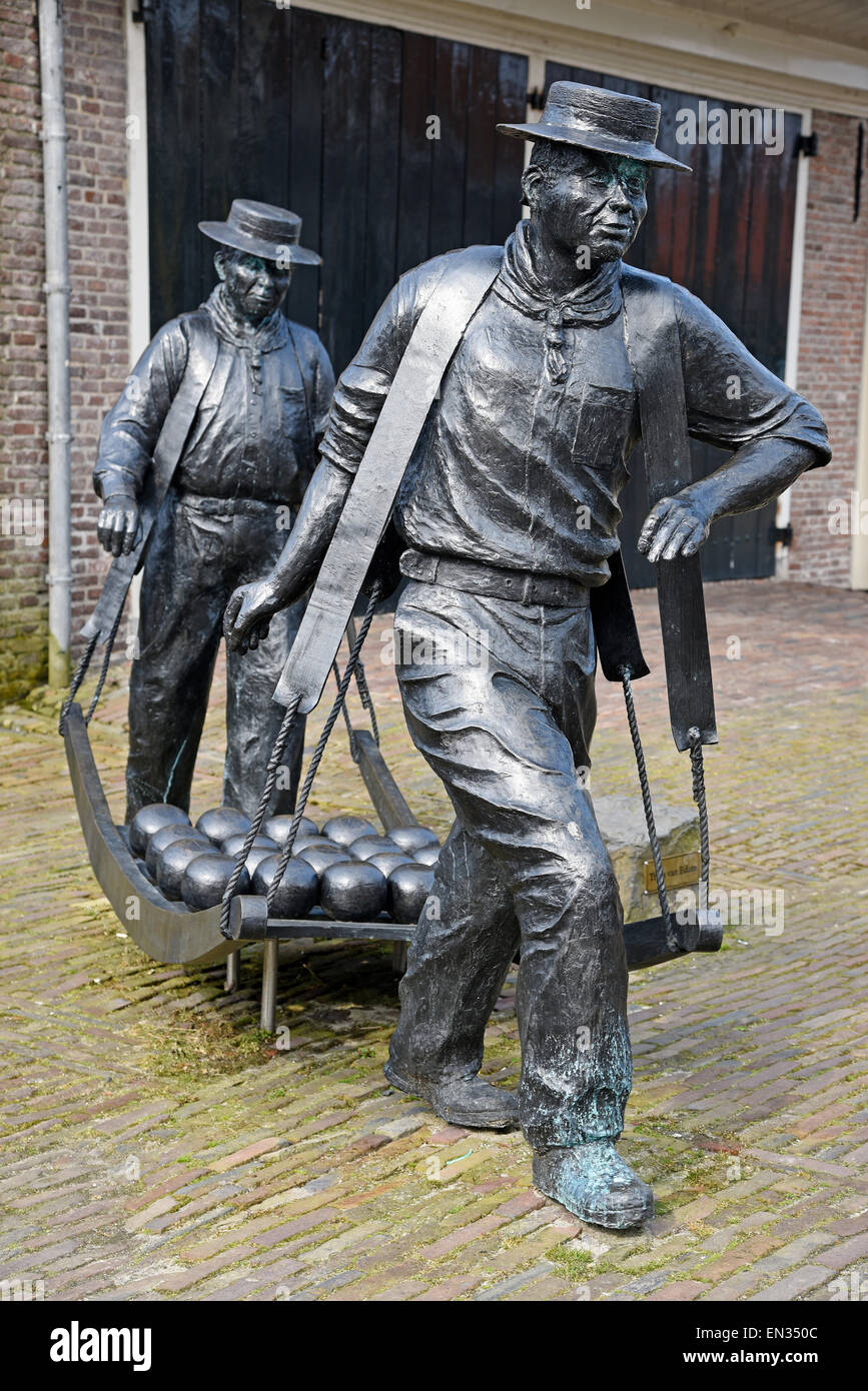 Les transporteurs de fromage, la sculpture sur le marché du fromage, Edam, province de la Hollande du Nord, Pays-Bas Banque D'Images