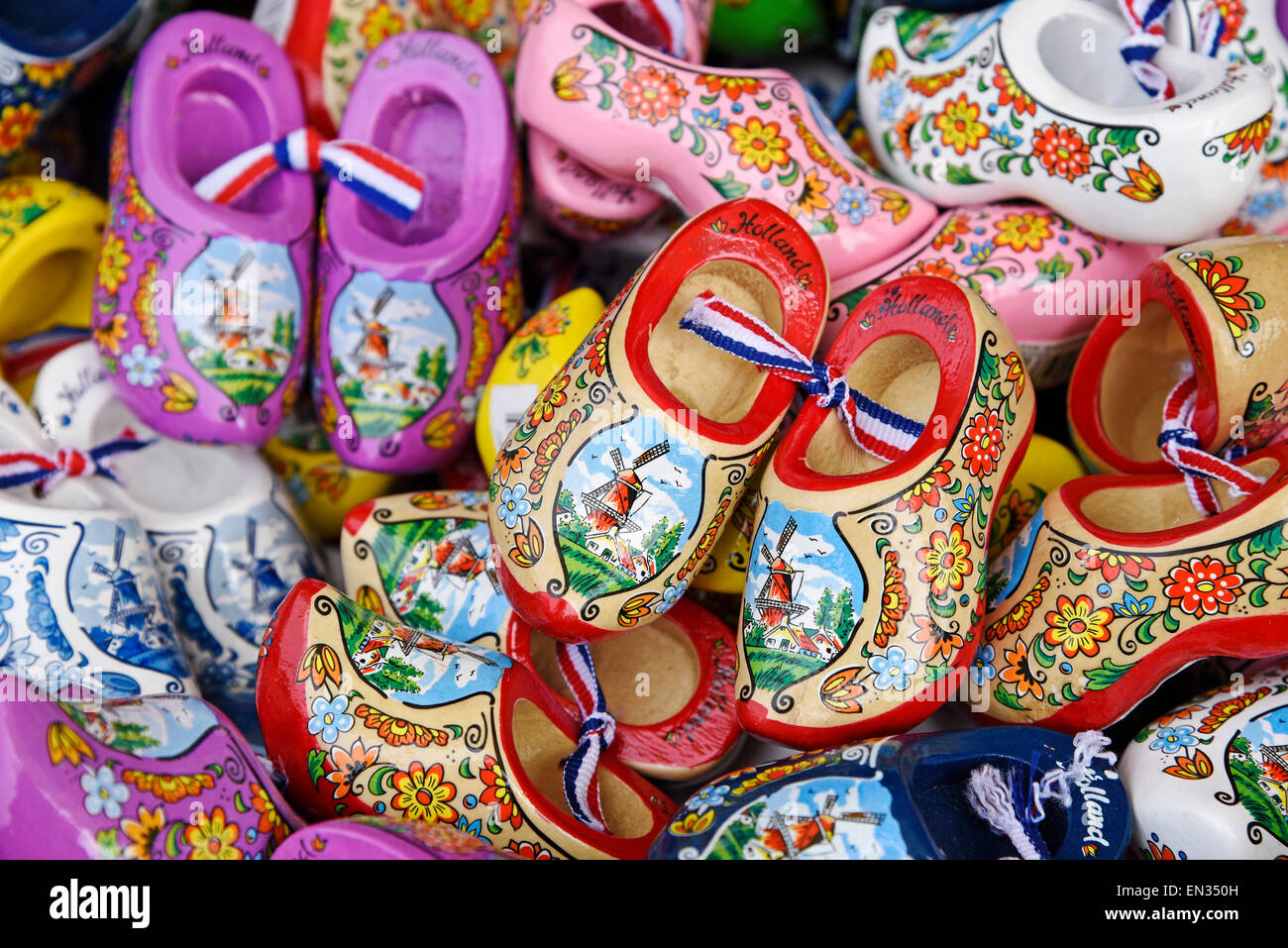 Chaussures néerlandais en bois coloré avec motif moulin, souvenirs, province de la Hollande du Nord, Pays-Bas Banque D'Images