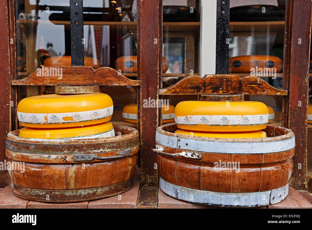 Roues de fromage dans un fromage, fromage Edam en face d'une fromagerie, Edam-Volendam, province de Liège Banque D'Images