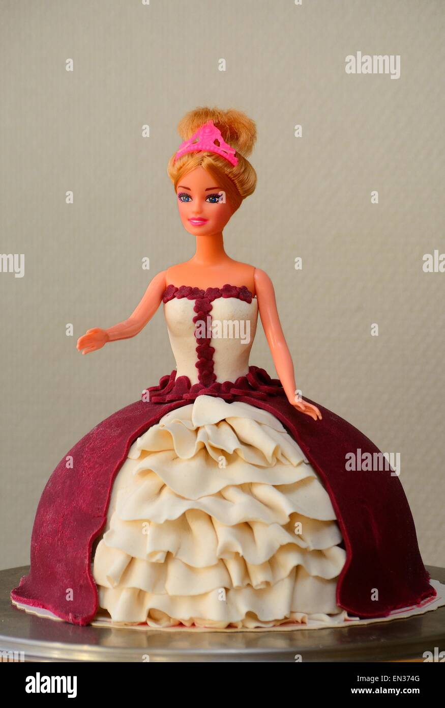 Un gâteau princesse moulé sur une poupée Barbie, Möllers Boulangerie,  Ystad, en Suède Photo Stock - Alamy