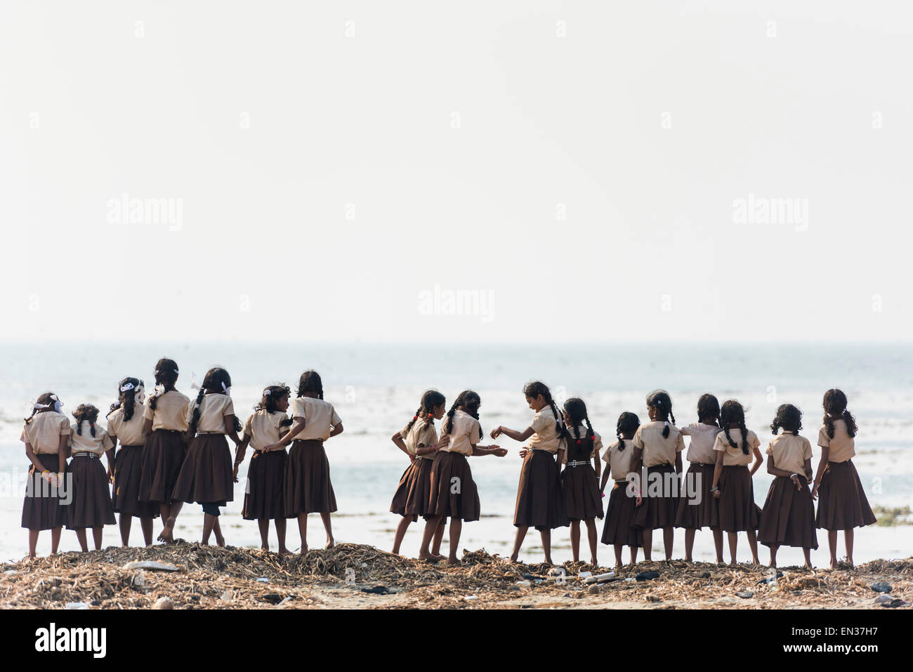 Classe de l'école de fille en uniforme à la plage, fort Kochi, Kerala, Inde Banque D'Images