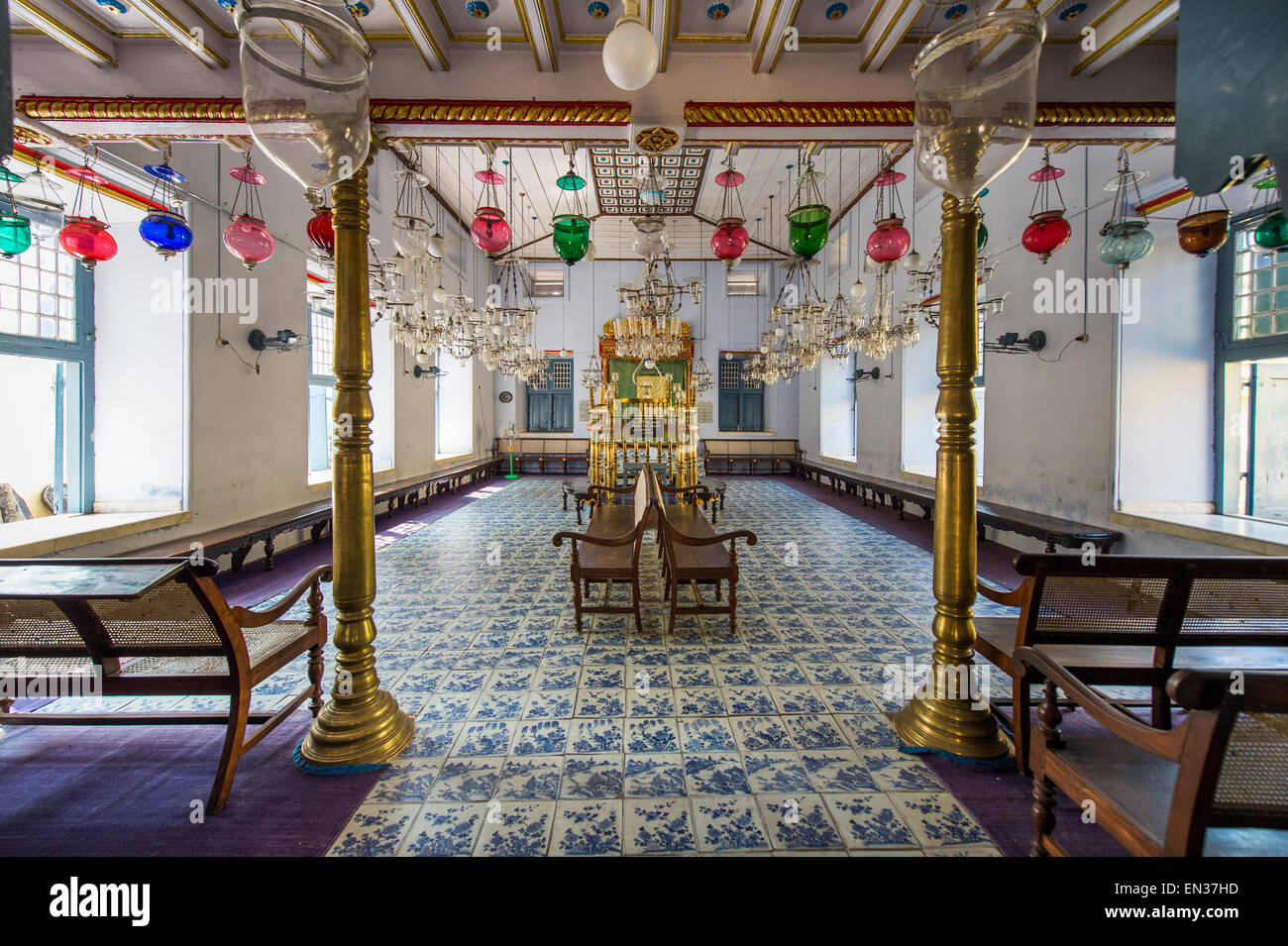 Intérieur de la Synagogue Paradesi, le Quartier Juif ou juif Ville, Mattancherry, Kochi, Cochin, Kerala, Inde Banque D'Images