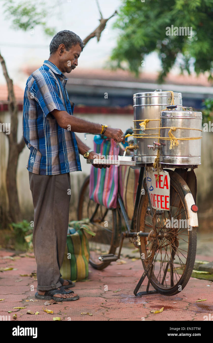 Thé et café mobile vendeur avec son vélo, fort Cochin, Kochi, Kerala, Inde Banque D'Images