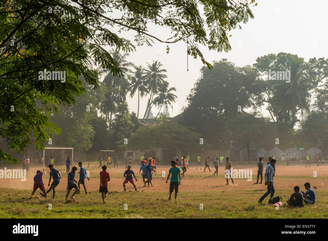 Les adolescents jouent au football sur la place d'armes, fort Cochin, Kochi, Kerala, Inde Banque D'Images