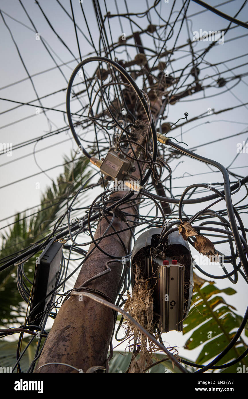 Les câbles électriques, les fils emmêlés sur un pylône, Kochi, Cochin, Kerala, Inde Banque D'Images
