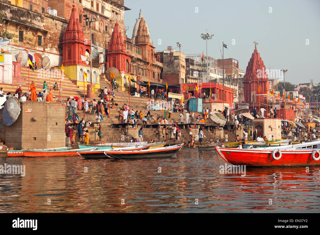 Ghats, bateaux et le Gange, Varanasi, Uttar Pradesh, Inde Banque D'Images
