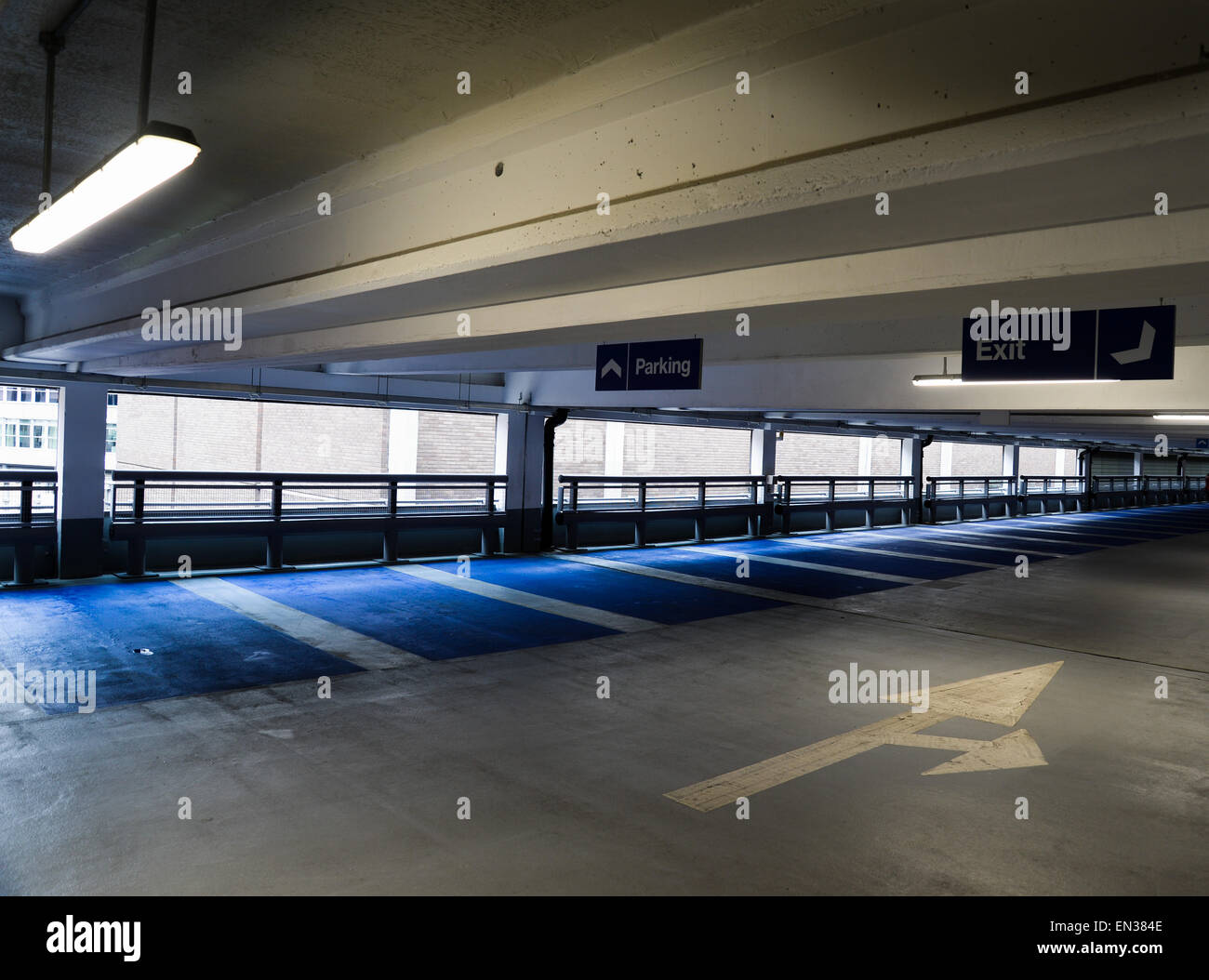 Des aires de stationnement vide dans un parking à plusieurs étages Banque D'Images