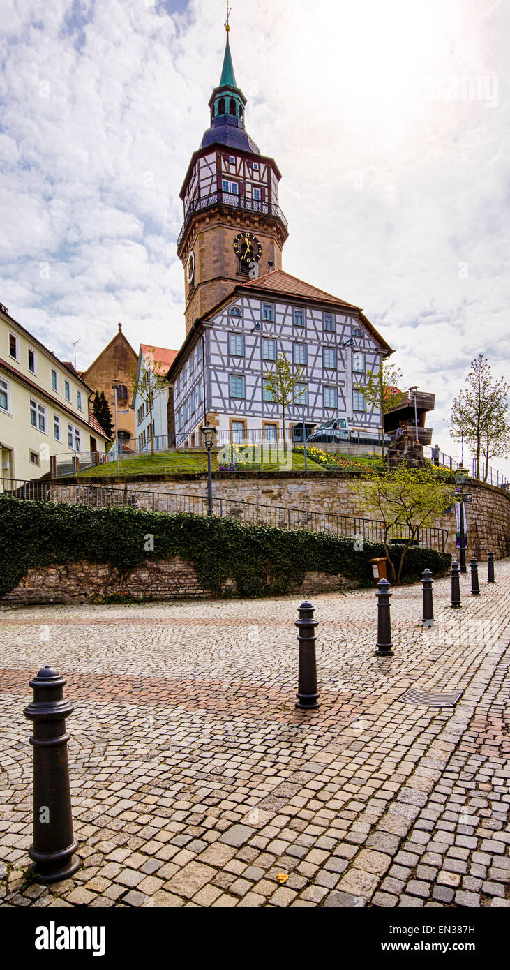 Maison à colombages, clocher, marché, Backnang, Bade-Wurtemberg, Allemagne Banque D'Images