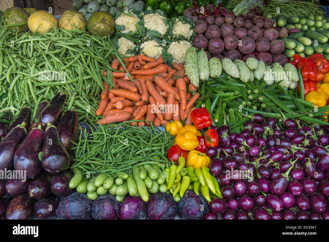 Échoppe de marché avec l'okra, choux-fleurs, betteraves, carottes, aubergines, concombres, poivrons, Mattancherry, Kochi, Cochin, Kerala, Inde Banque D'Images