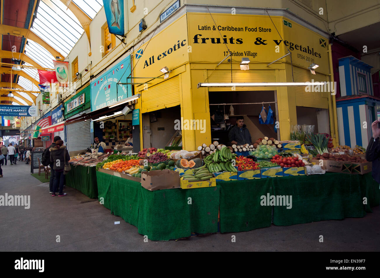 La gentrification de Brixton dans le village de Brixton arcade Granville marché couvert Banque D'Images