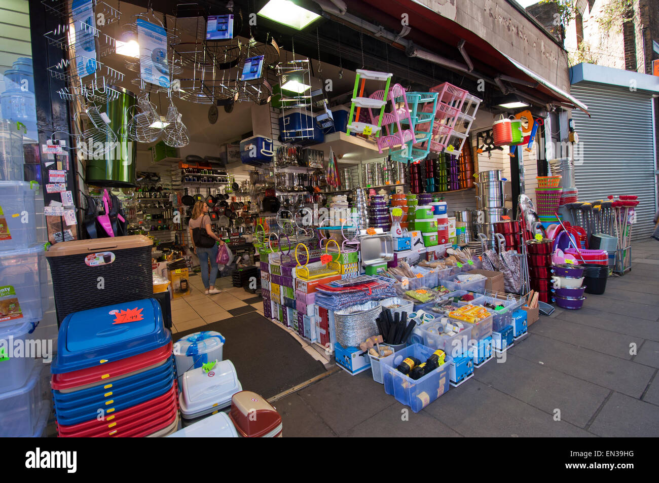 Des boutiques par marché de Brixton et arches de chemin de fer où l'on vend de tout dans South Lambeth Londres Banque D'Images