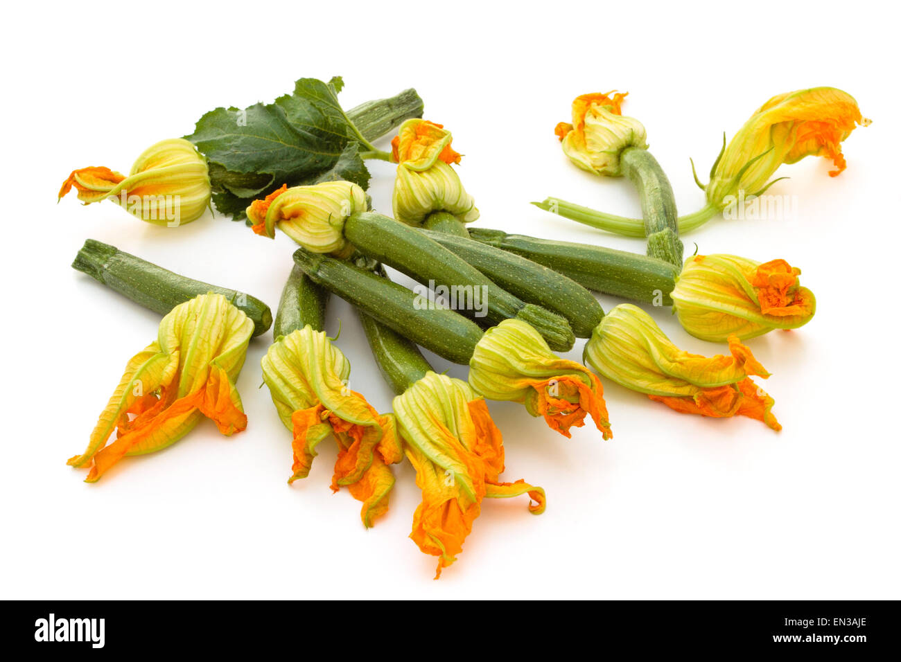 Tas de courgettes fraîches. Banque D'Images