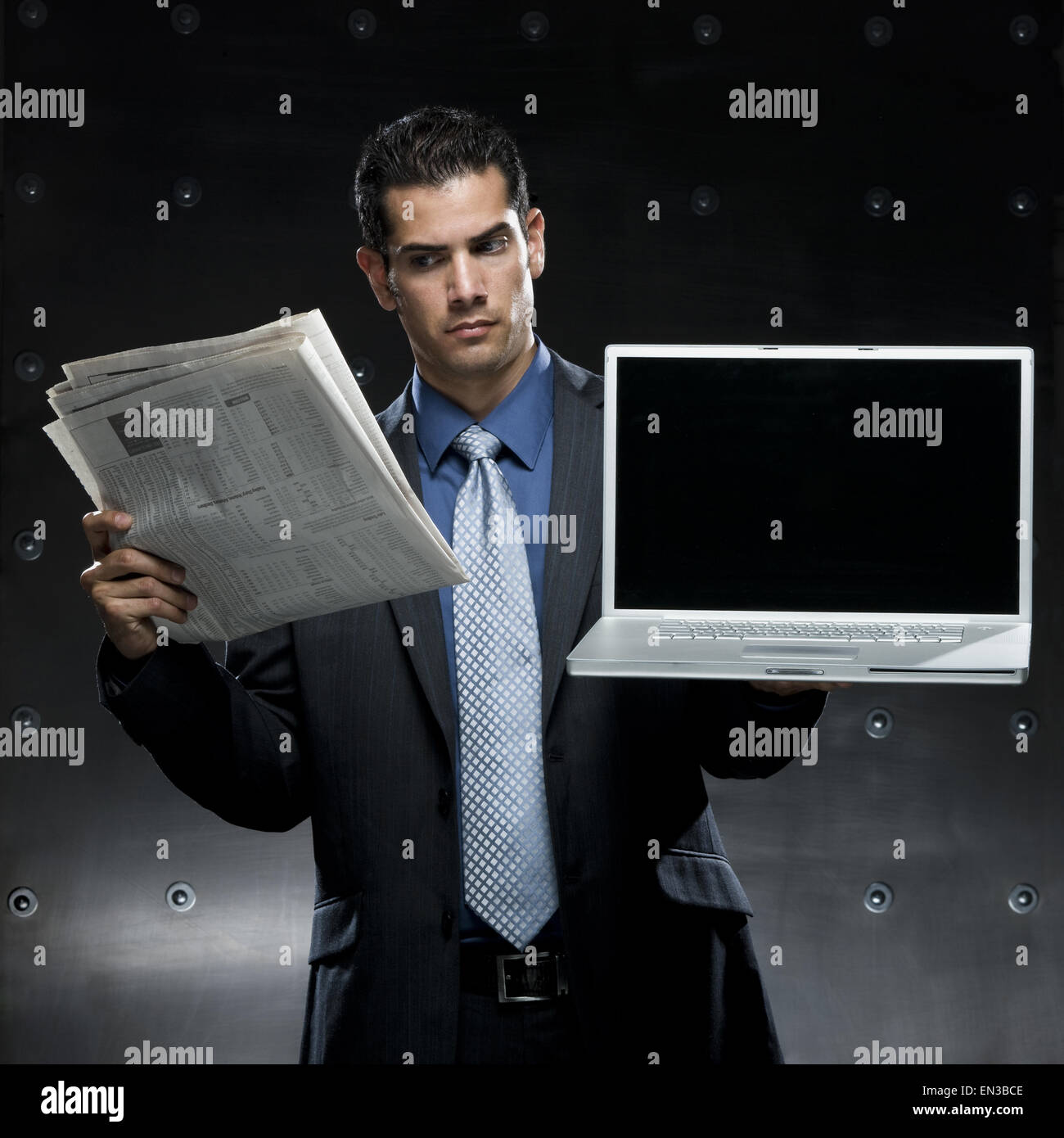Portrait d'un journal et d'ordinateur portable Banque D'Images