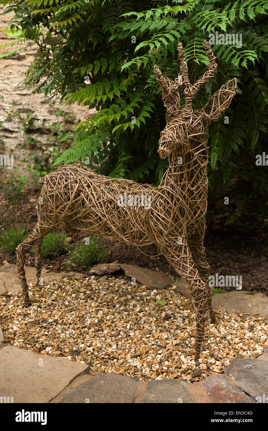 Royaume-uni, Angleterre, Somerset, Broomfield, Fyne Court, willow sculpture de stag Banque D'Images
