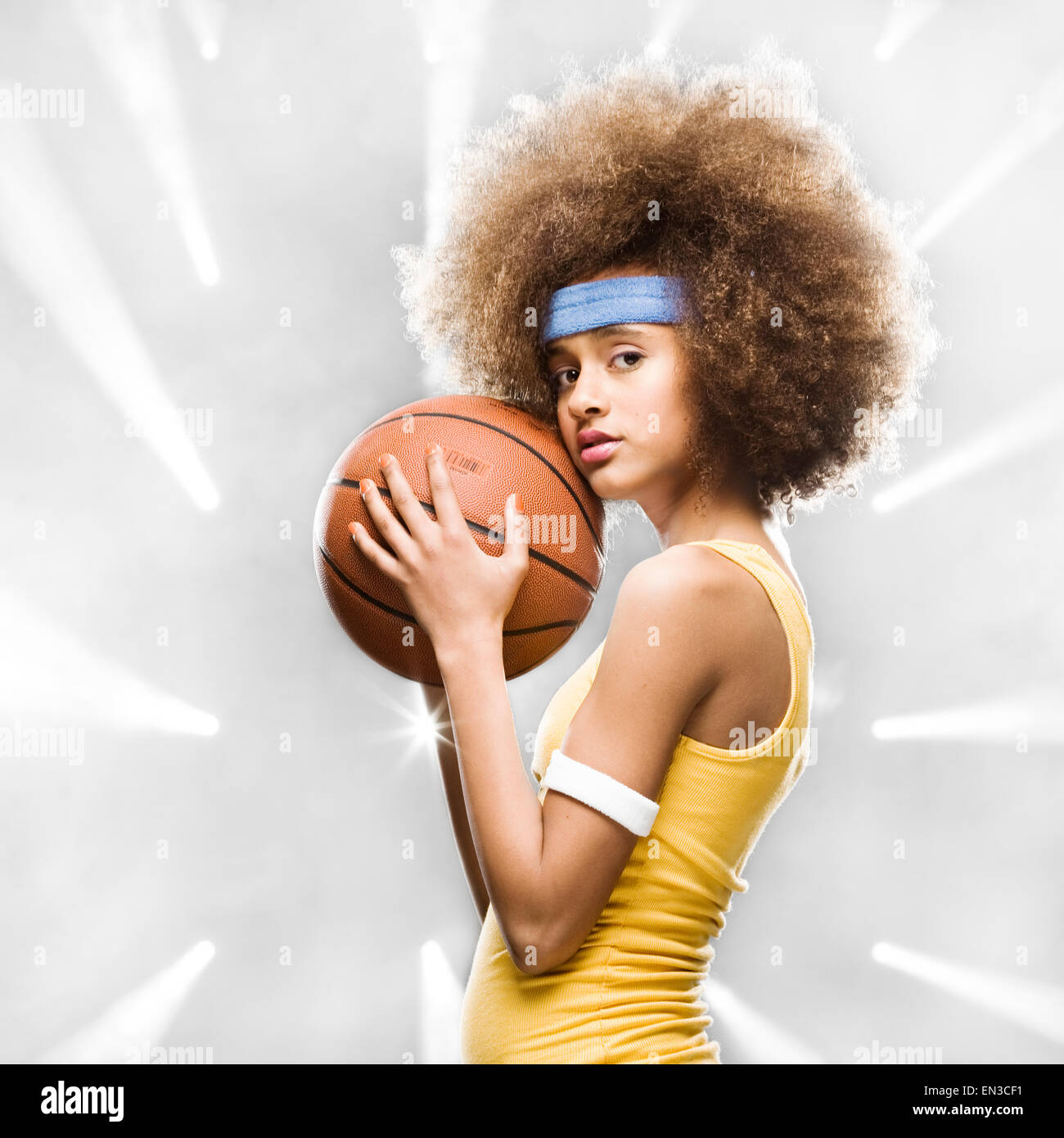 Joueur de basket-ball féminin avec un afro Banque D'Images