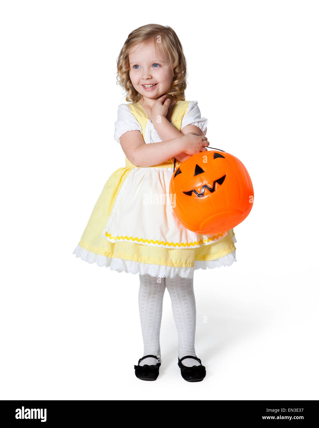 Girl (2-3) en boucle avec costumes pour Halloween lanterne citrouille Banque D'Images