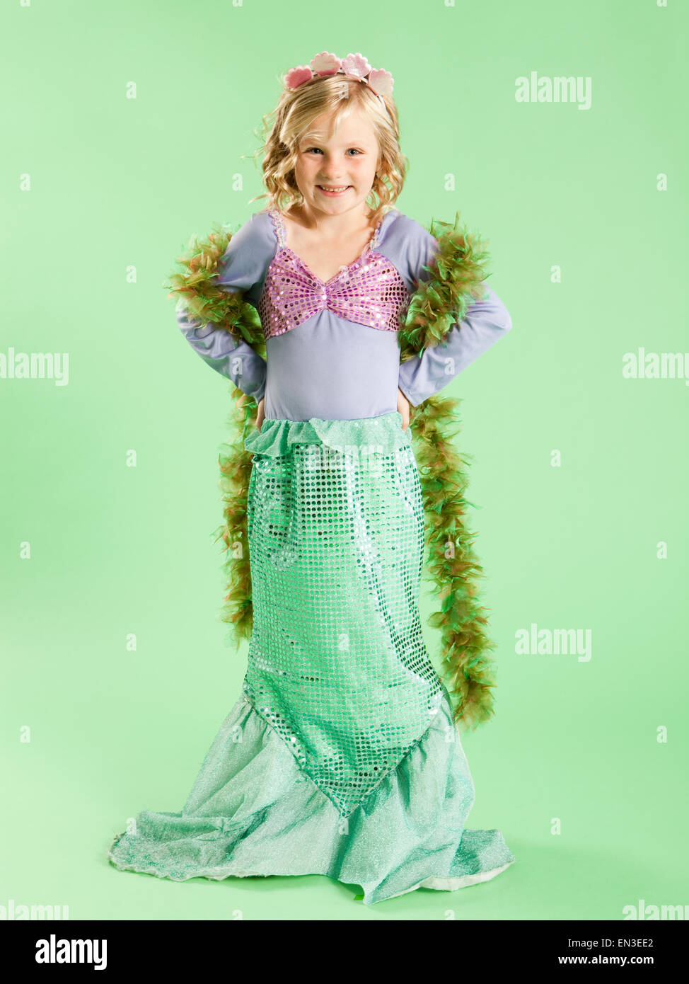 Portrait of Girl (6-7) in Mermaid costume pour l'Halloween Banque D'Images