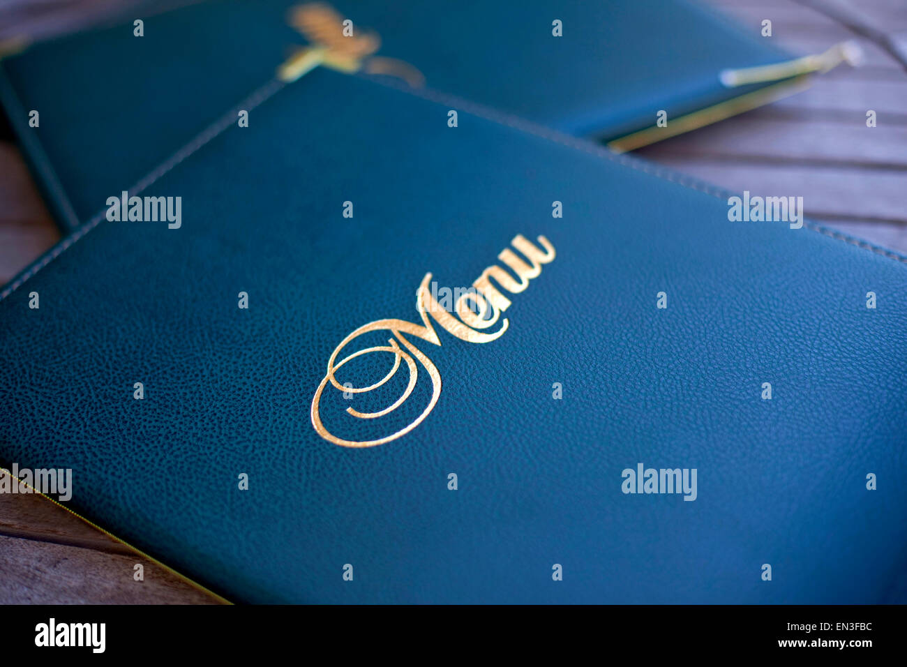 Close up d'un menu élégant sur la table dans un restaurant. Banque D'Images